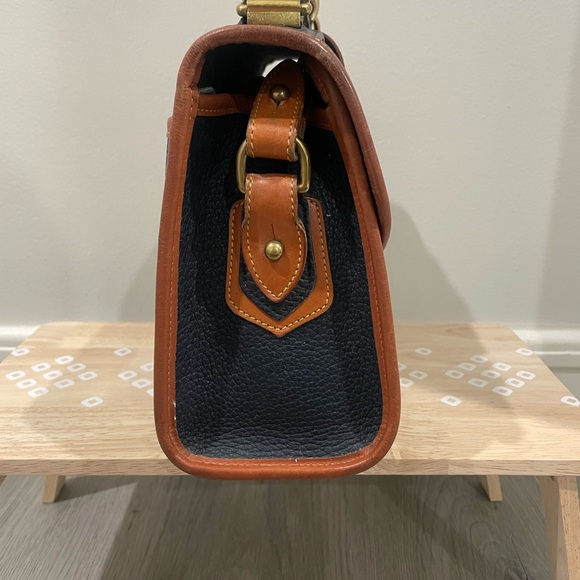 Vintage Dooney & Bourke Medium Lockhart Flap Bag Navy with British Tan Trim - Picture 2 of 10